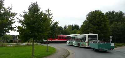 Heideshuttle trifft Heidebahn